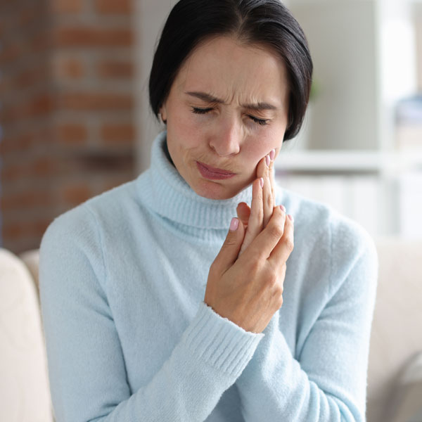 woman experiencing mouth pain